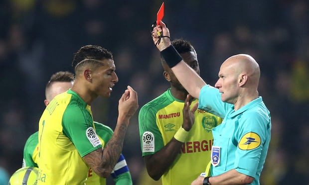 Kejadian Aneh di Laga PSG, Wasit Tendang dan Usir Pemain (Video)