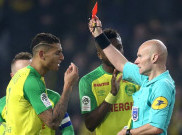Kejadian Aneh di Laga PSG, Wasit Tendang dan Usir Pemain (Video)