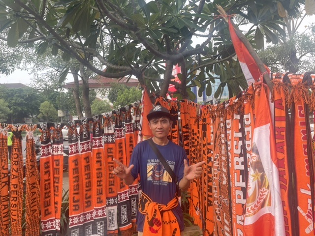 Pedagang Kaki Lima Tuai Berkah dari Laga Persija Vs Sabah FC