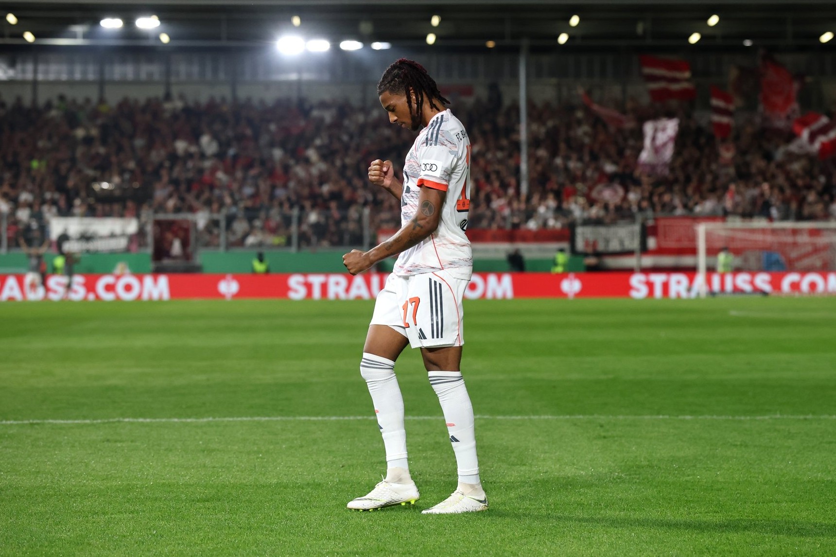 Winger Bayern Munchen Diplot Menggantikan Mohamed Salah di Liverpool pada 2027