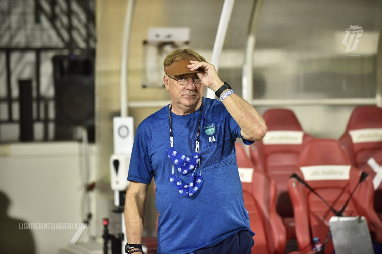 Robert Alberts Mundur sebagai Pelatih Persib