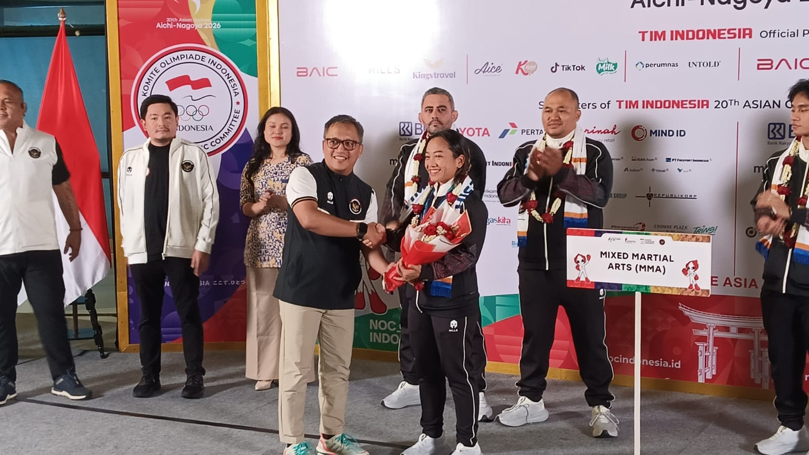 Atlet MMA Indonesia, Vallensia Fahira dan tim MMA Indonesia. (BolaSkor.com/Gazza Roosaryatama)