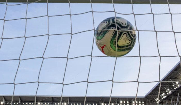 Gara-gara Cium Bola Pemain Kena Denda Rp17,6 Juta
