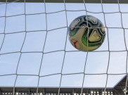 Gara-gara Cium Bola Pemain Kena Denda Rp17,6 Juta
