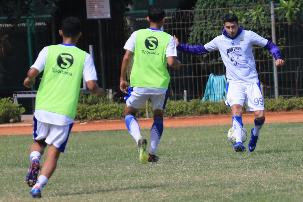 Esteban Vizcarra Siap Bela Persib saat Hadapi Persebaya