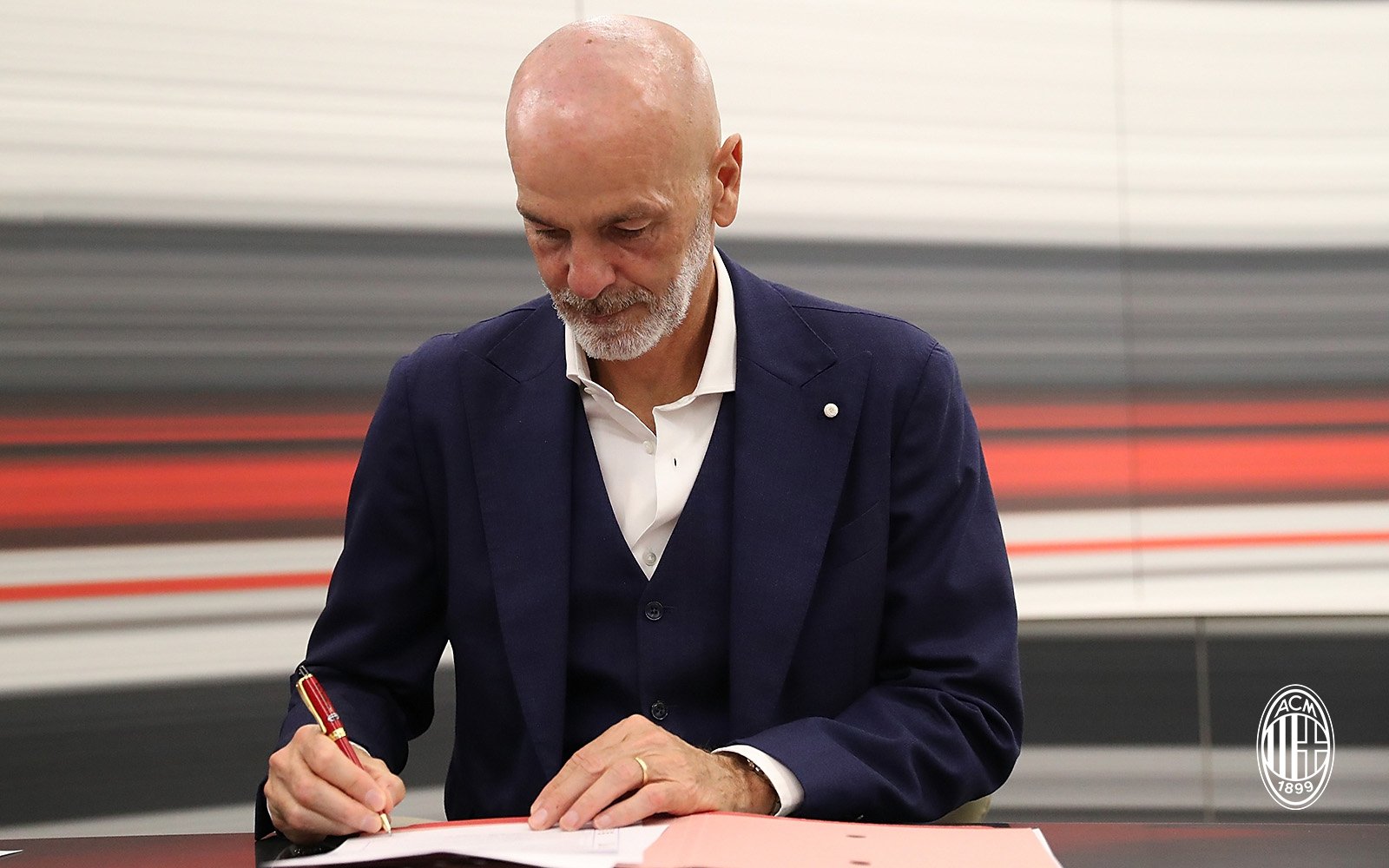 Teken Kontrak Baru di Milan, Gaji Stefano Pioli Cuma Naik Secuil
