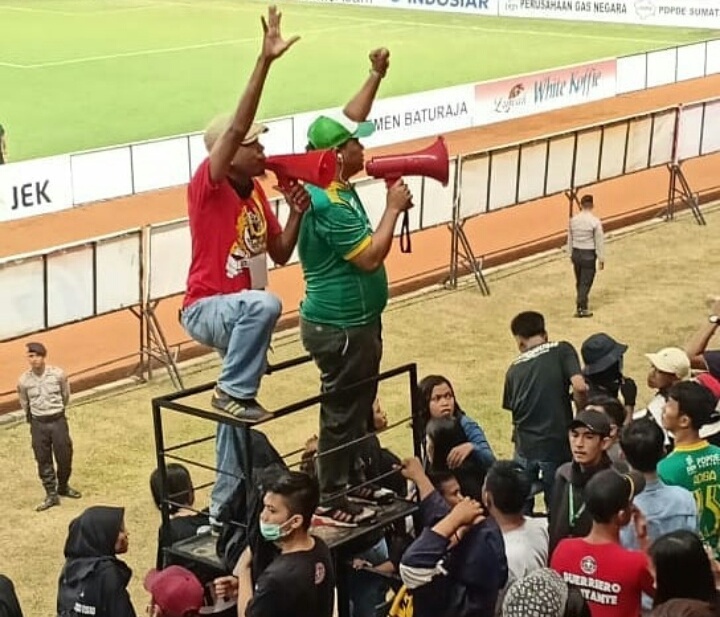 Hukuman Penutupan Tribun Persatukan 3 Kelompok Suporter Sriwijaya FC dan Bikin Haru