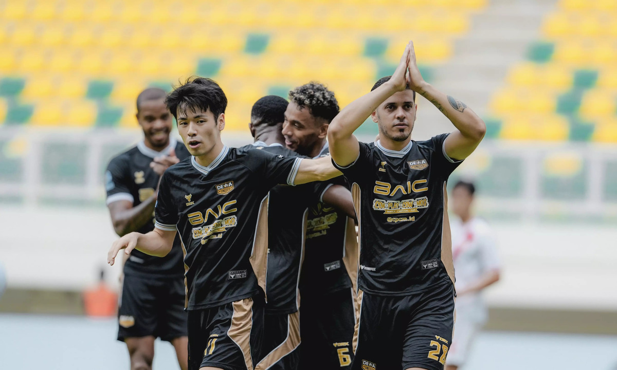 Penggawa Dewa United, Taisei Marukawa dan Alexis Messidoro. (Foto: Media Dewa United)
