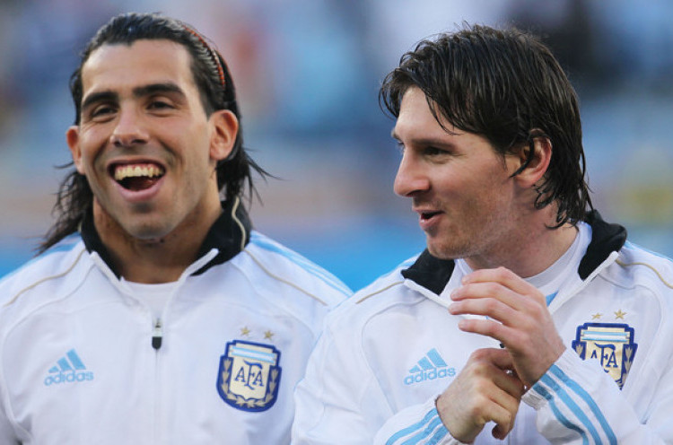 Carlos Tevez Girang Reuni dengan Lionel Messi