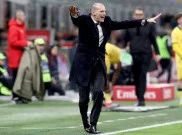 Cesc Fabregas Tarik Baju Pemain AC Milan, Massimiliano Allegri Marah-marah