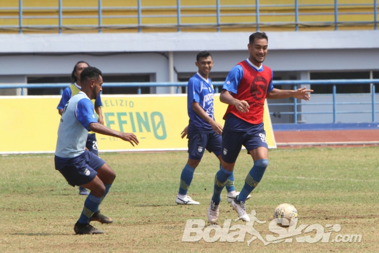 Persib Berpisah dengan Omid Nazari