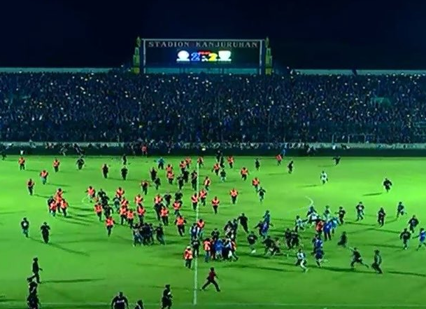 Pertandingan Arema Vs Persib Dihentikan pada Injury Time karena Suporter Masuk ke dalam Lapangan