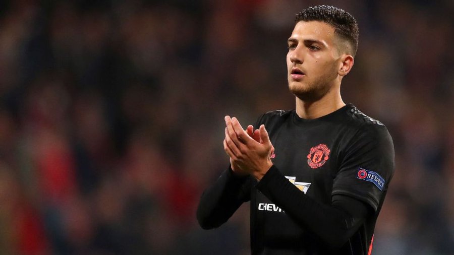 Ditahan AZ Alkmaar, Bek Manchester United Tak Ingin Jadikan Rumput Sintetis Alasan