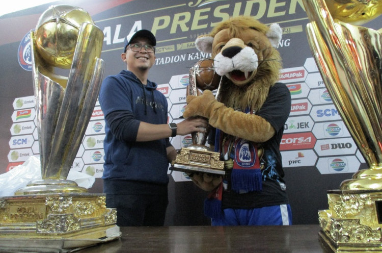 Maskot Arema FC Wujudkan Nazar Jalan Kaki Puluhan Kilometer Usai Juara Piala Presiden 2019