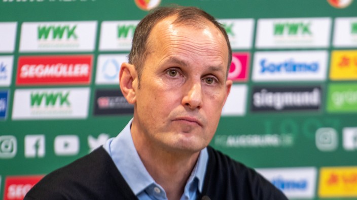 Langgar Protokol, Pelatih Augsburg Terpaksa Lewati Laga Pembuka Lanjutan Bundesliga