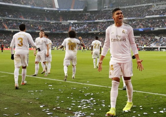 Real Madrid 2-1 Sevilla: Gol Ganda Casemiro Bawa Los Blancos ke Puncak