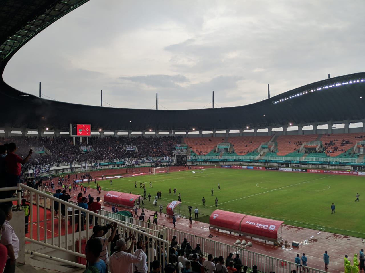 Liga 2 2018: Oknum Suporter Persita Masuk Lapangan dan Rusuh saat Melawan Kalteng Putra