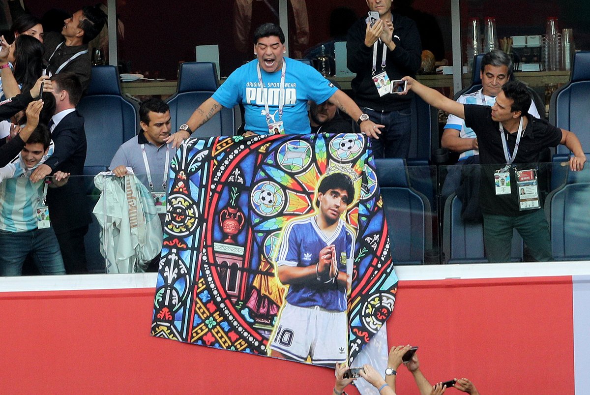 Piala Dunia 2018: Dari Tertidur Hingga Bergaya Wakanda Forever, Diego Maradona Berakhir di Rumah Sakit