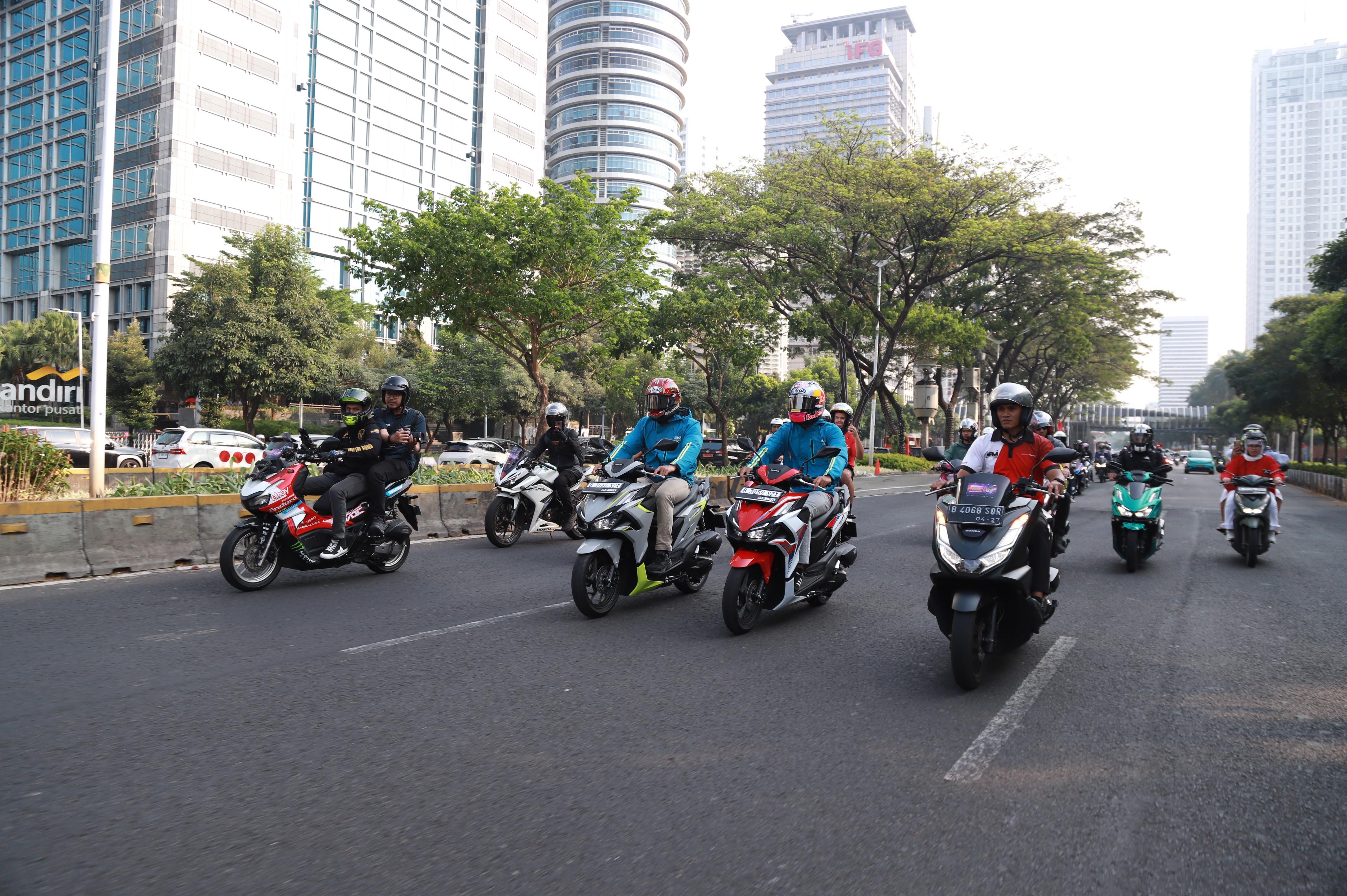 Mario Aji dan Veda Ega Riding di Jakarta Sambil Sapa Penggemar