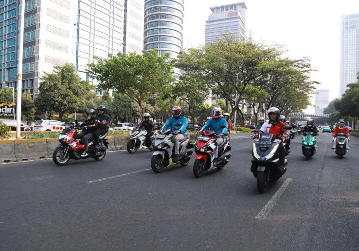 Mario Aji dan Veda Ega Riding di Jakarta Sambil Sapa Penggemar