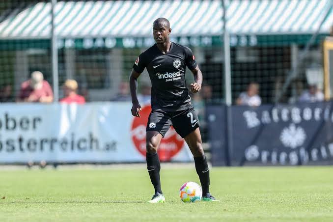 Milan Ditolak Bek Muda Eintracht Frankfurt
