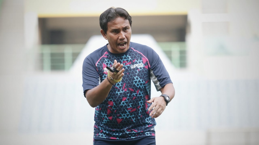 Pelatih Timnas Indonesia U-16 Bima Sakti Siapkan Sanksi Tegas jika Pemain dan Ofisial Tidak Disiplin