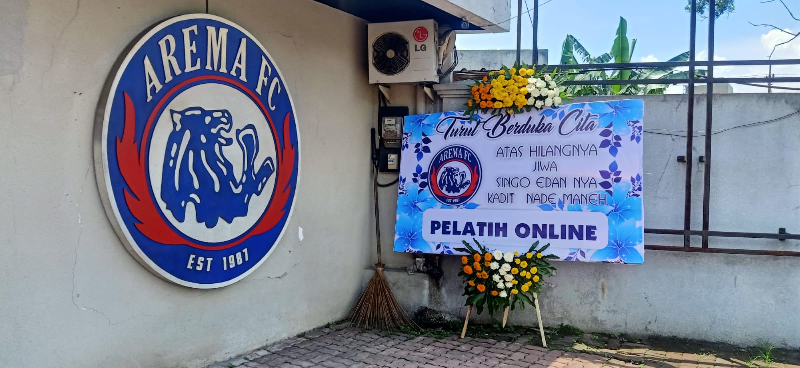 Arema FC Pahami Kekecewaan Suporter Lewat Karangan Bunga