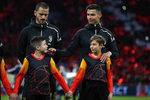 Aksi Usil Cristiano Ronaldo Berbuah Senyum Bocah Pendamping Pemain