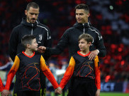 Aksi Usil Cristiano Ronaldo Berbuah Senyum Bocah Pendamping Pemain
