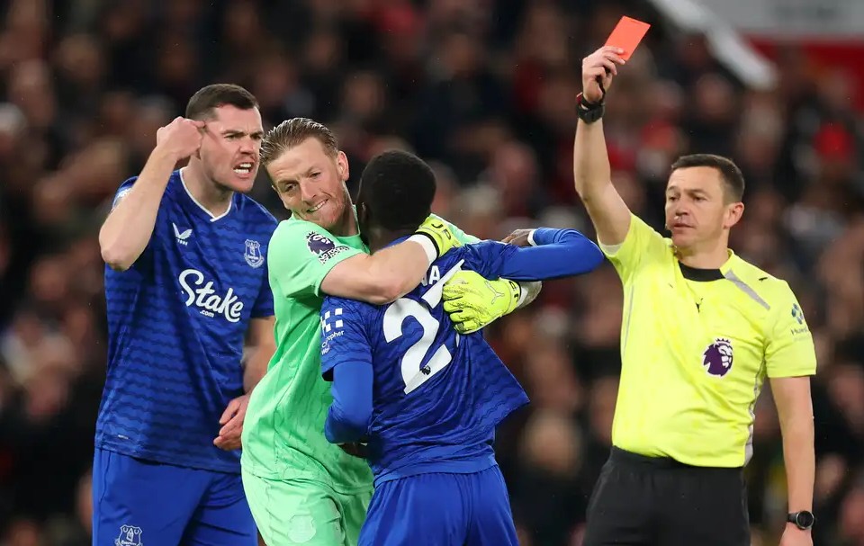 Kejadian Langka di Old Trafford, Idrissa Guaye Diusir Wasit karena Ribut dengan Rekan Setim