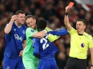 Kejadian Langka di Old Trafford, Idrissa Guaye Diusir Wasit karena Ribut dengan Rekan Setim