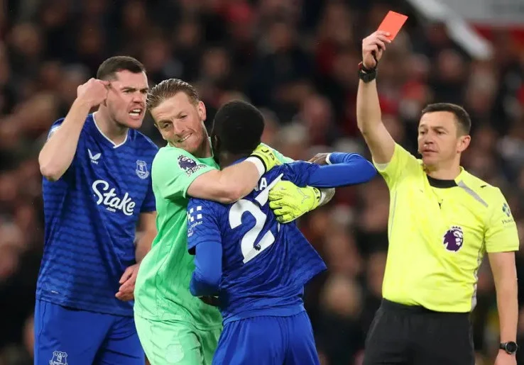 Kejadian Langka di Old Trafford, Idrissa Guaye Diusir Wasit karena Ribut dengan Rekan Setim