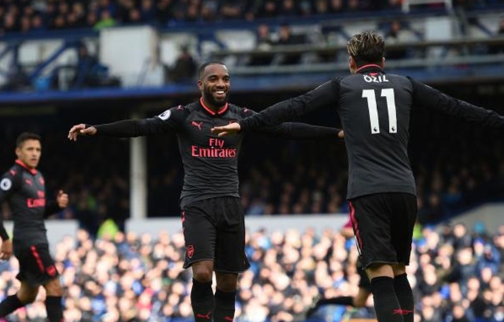 Arsenal Pesta Gol di Markas Everton