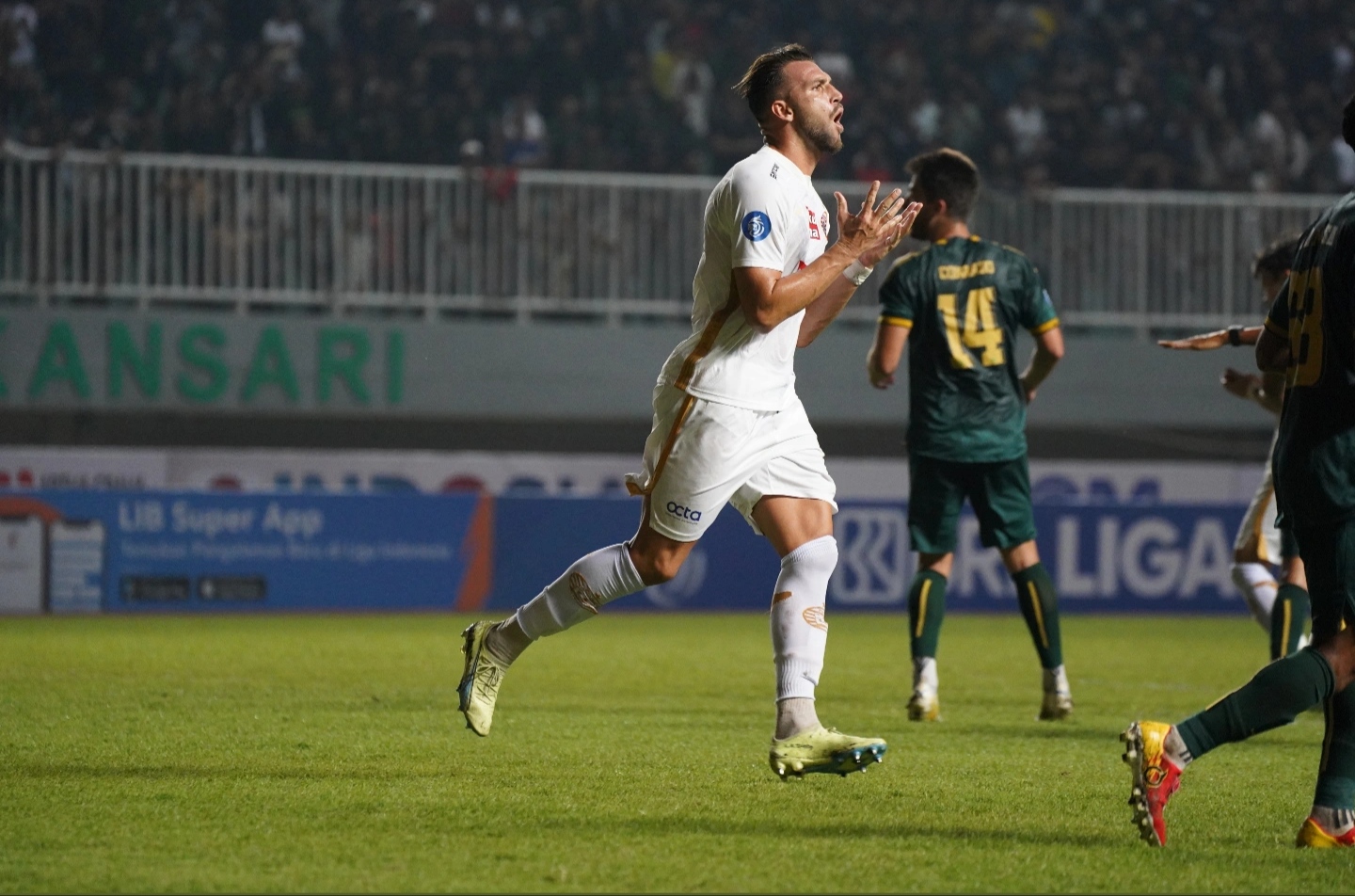 Buang-buang Peluang, Marko Simic Dibela Thomas Doll