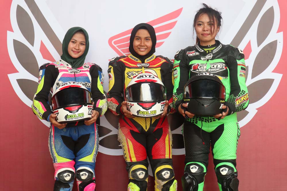 Honda Dream Cup Purwokerto: Gunakan Hijab, Eca-Fisichella Finis 1-2 Kelas Wanita