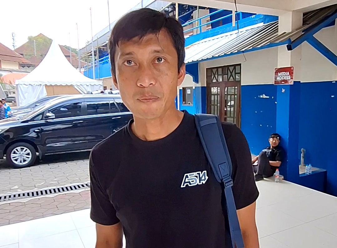 Legenda Arema FC Geram atas Pelemparan Bus Persik