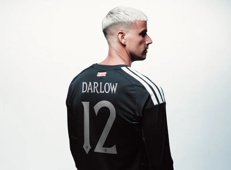 Kenakan Nomor Punggung 12, Karl Darlow Jadi Pelapis Senne Lammens di Manchester United
