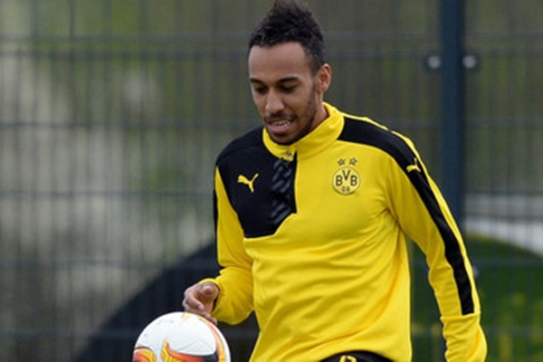 Fans Arsenal Protes Alotnya Transfer Pierre-Emerick Aubameyang