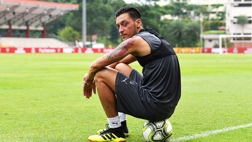 4 Hal yang Bisa Jadi Alasan di Balik Pembekuan Mesut Ozil oleh Mikel Arteta