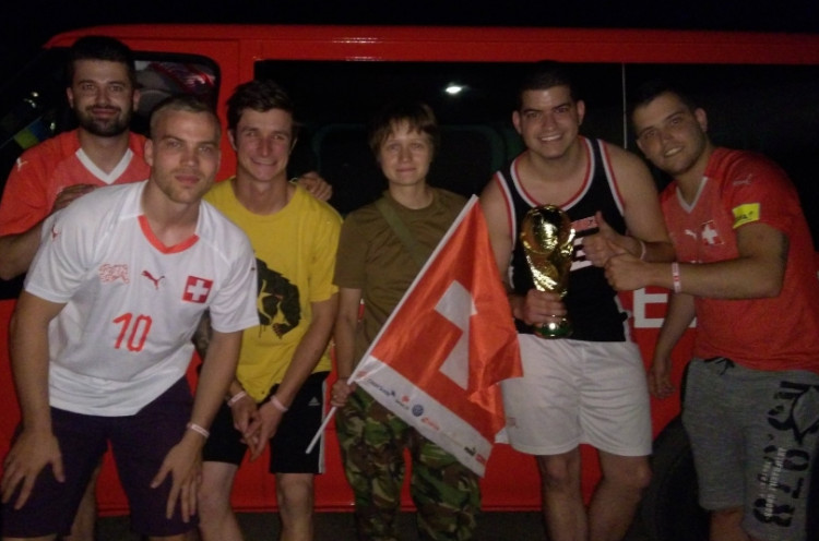 Hendak Tonton Piala Dunia 2018, Fans Swiss Nyasar Hingga Memasuki Zona Perang di Donbass