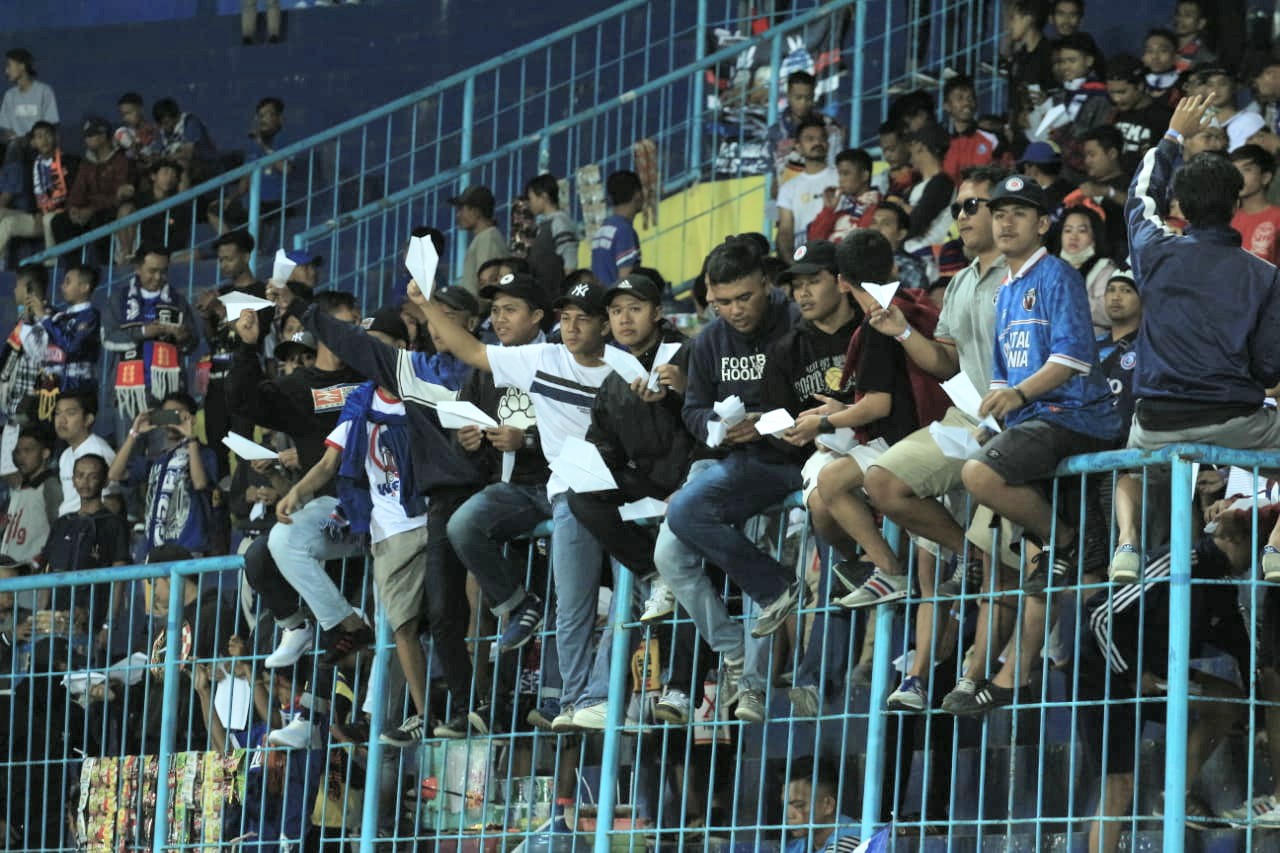 Friksi di Akhir Laga Arema FC Membuat Aksi Simpatik Aremania Tidak Berarti
