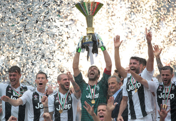Galeri Foto: Perpisahan Buffon dengan Juventus Warnai Pengangkatan Trofi Juara Serie A