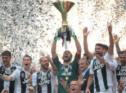 Galeri Foto: Perpisahan Buffon dengan Juventus Warnai Pengangkatan Trofi Juara Serie A