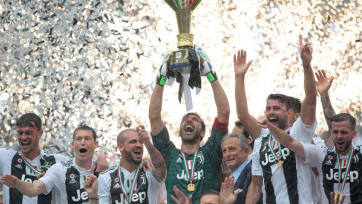 Galeri Foto: Perpisahan Buffon dengan Juventus Warnai Pengangkatan Trofi Juara Serie A