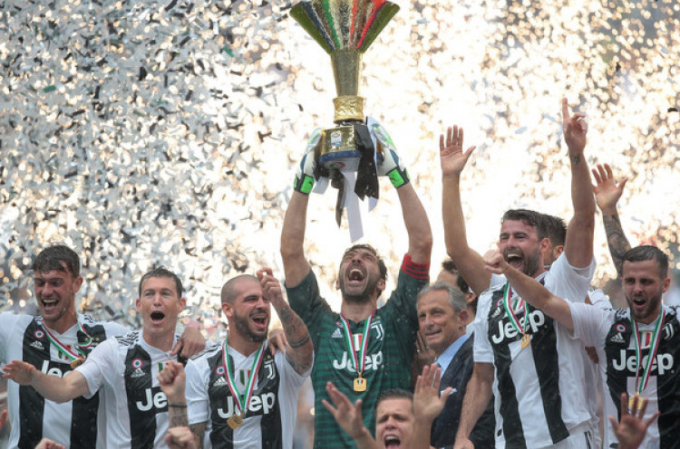 Galeri Foto: Perpisahan Buffon dengan Juventus Warnai Pengangkatan Trofi Juara Serie A