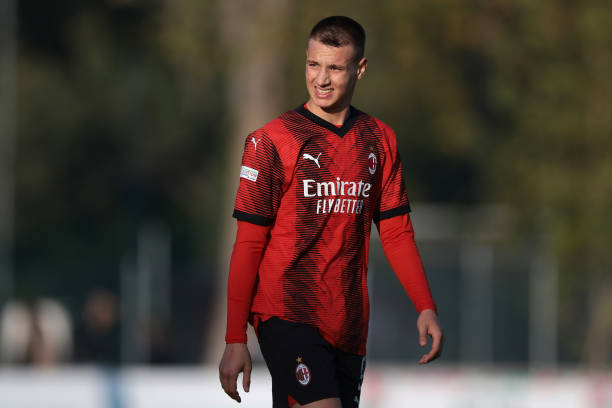 Krisis Striker, Milan Promosikan Penyerang 15 Tahun ke Tim Utama