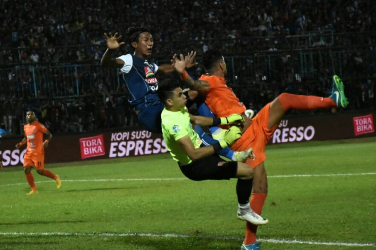 Kiper Borneo FC Alami Pendarahan di Perut Usai Insiden Lawan Persipura