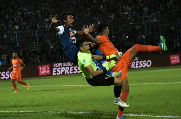 Kiper Borneo FC Alami Pendarahan di Perut Usai Insiden Lawan Persipura