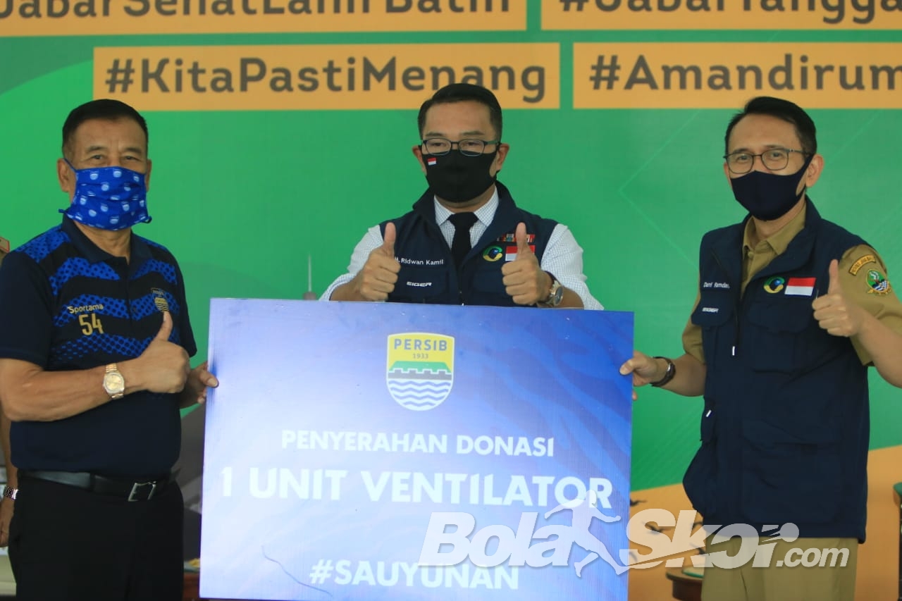 Persib dan Bobotoh Serahkan Bantuan kepada Gubernur Jabar Ridwan Kamil untuk Penanganan Virus Corona