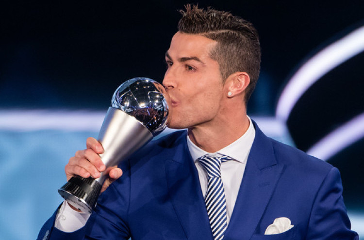 Cristiano Ronaldo Raih Penghargaan Pemain Terbaik FIFA 2016